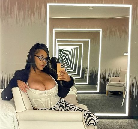 Jaki Oppai model hot pic