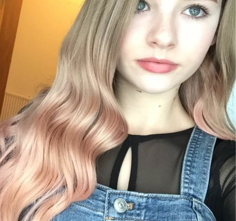 Heyitzrachael model porn image