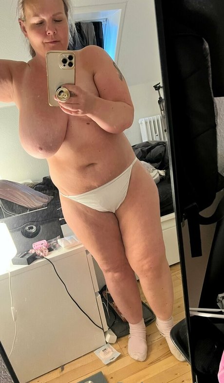 mirror selfie onlyfans porn image