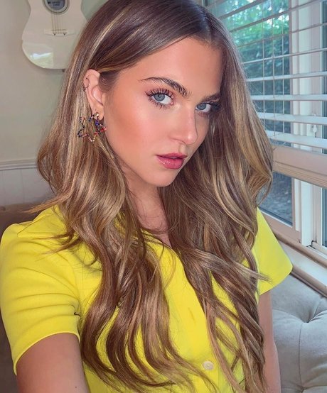 Anne Winters hot pornstar img