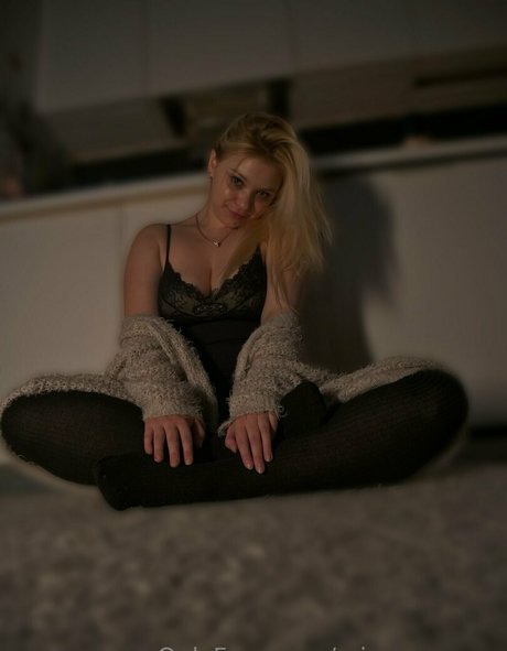 miss space x pretty model pic