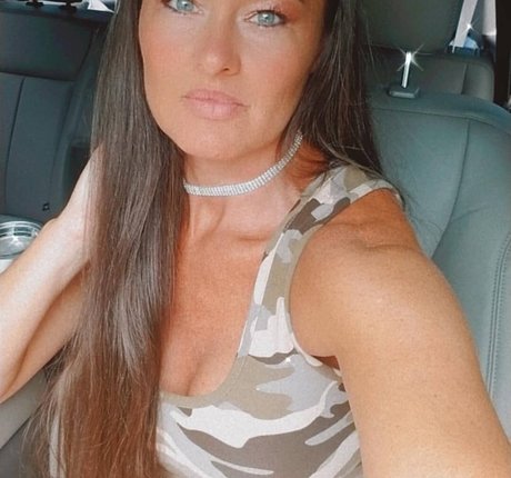 Baddie2thebone model perfect photo