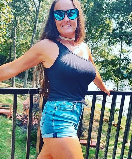 Baddie2thebone model adult images