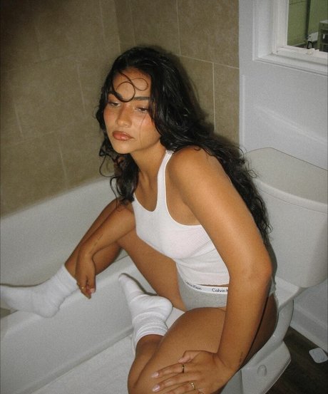 Sienna Mae Gomez star hd pics