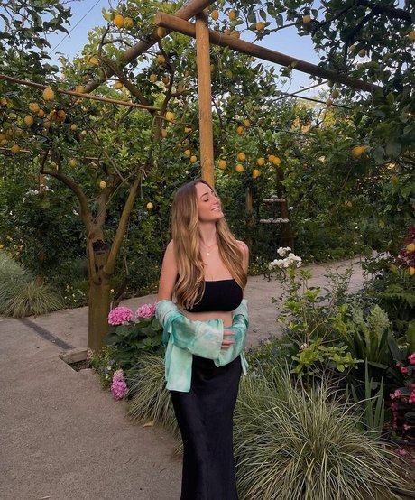 Charlotte Bregman model top image