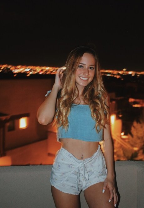 Charlotte Bregman pretty model pictures