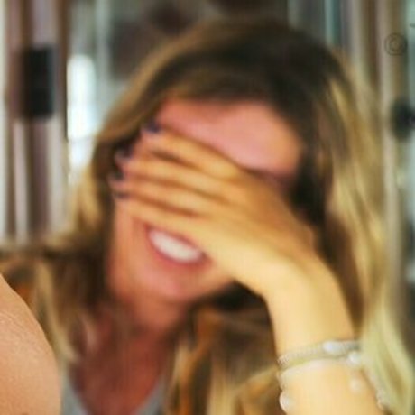 atomictoez naked model photo