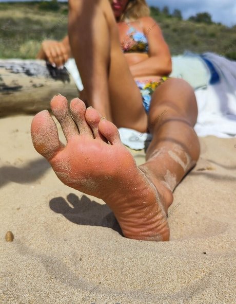 atomictoez model adult pics