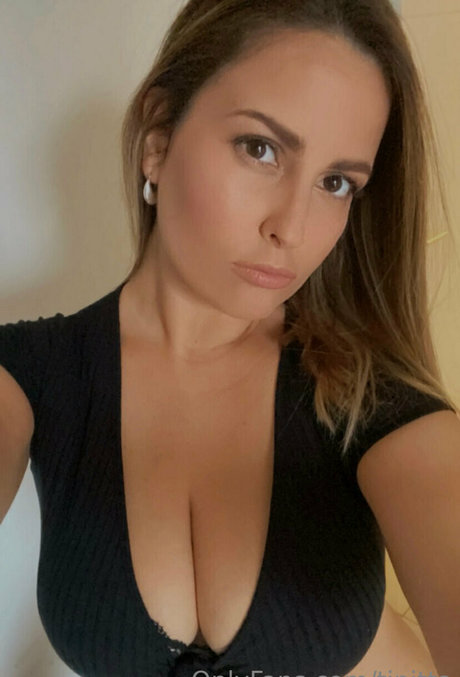 tinitta pornstar sexy img