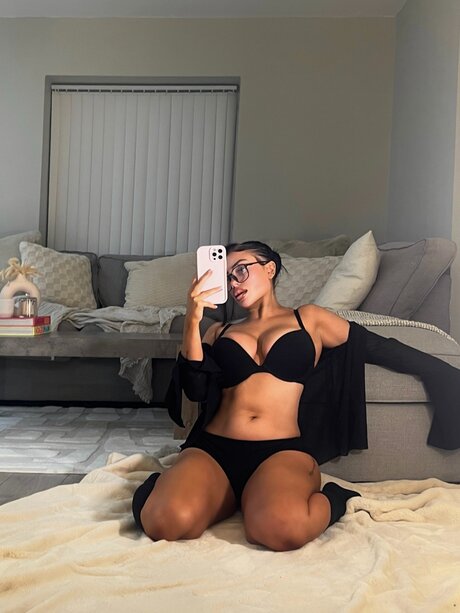 Hollyydollyy pornographic model images