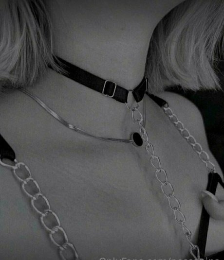 nessanina adult model photo