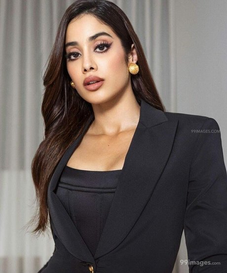 Janhvi Kapoor sexy model img