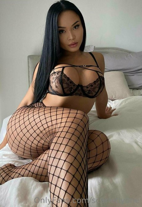 scarletlyone hot model pic