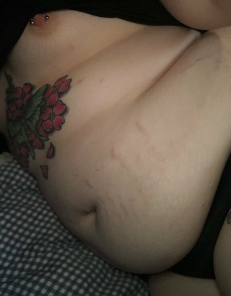 fatjuicypeach model naked photos