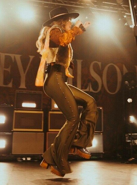 Lainey Wilson sex model images