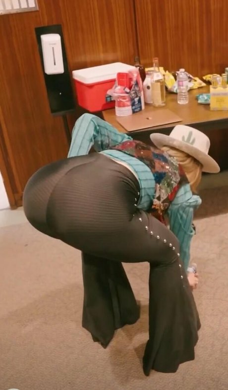 Lainey Wilson perfect model archive