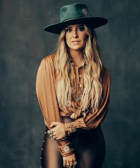 Lainey Wilson model sex picture