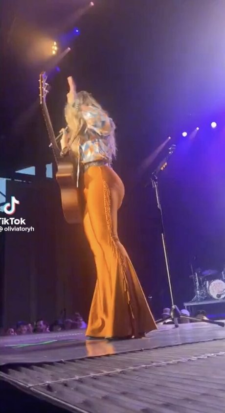 Lainey Wilson nude model archive