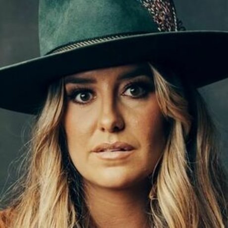 Lainey Wilson perfect model pictures