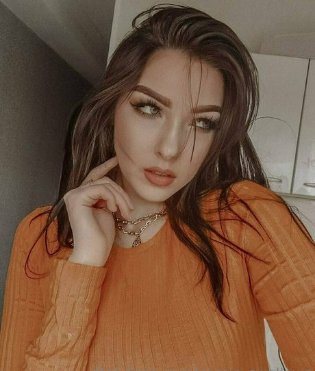 cassie swallows sexy model gallery