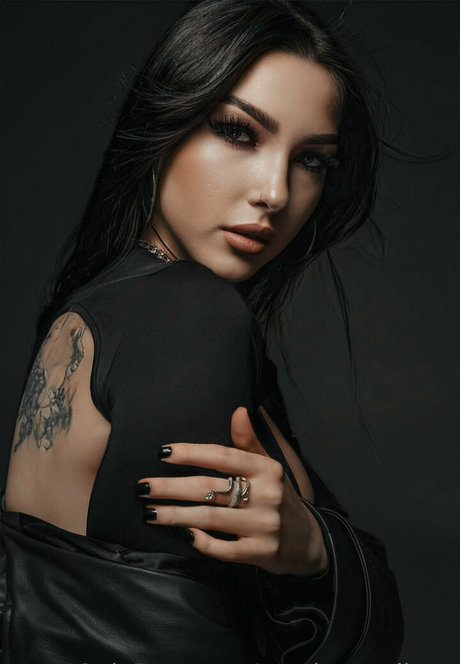 cassie swallows art model pics