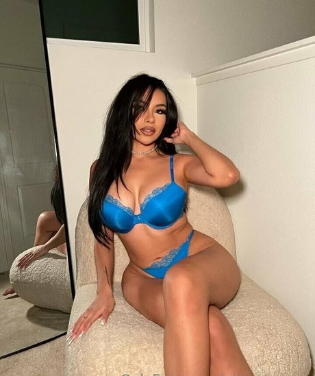 elsyguevara nude model img