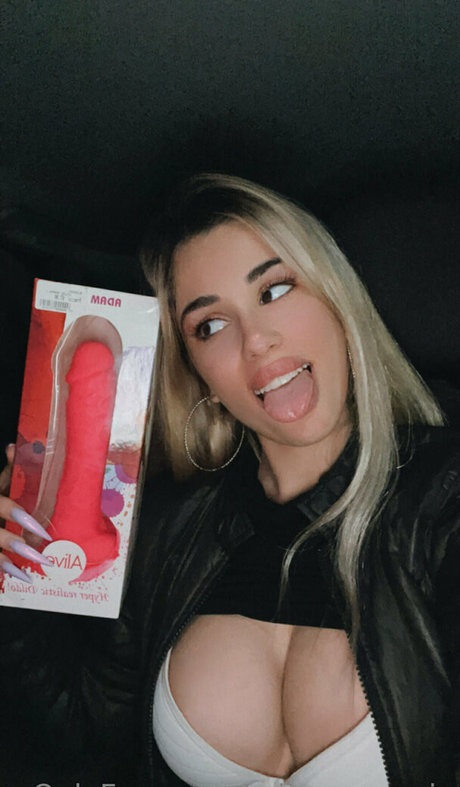 crisvqueenvip star erotic pic