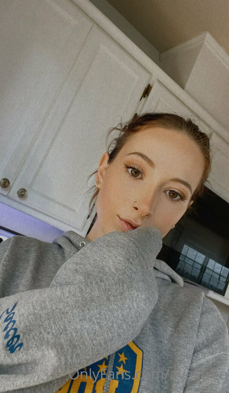 Avesfree actress pic