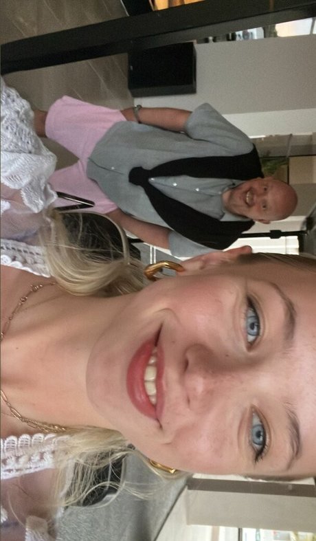 Lola Clark sexy star img