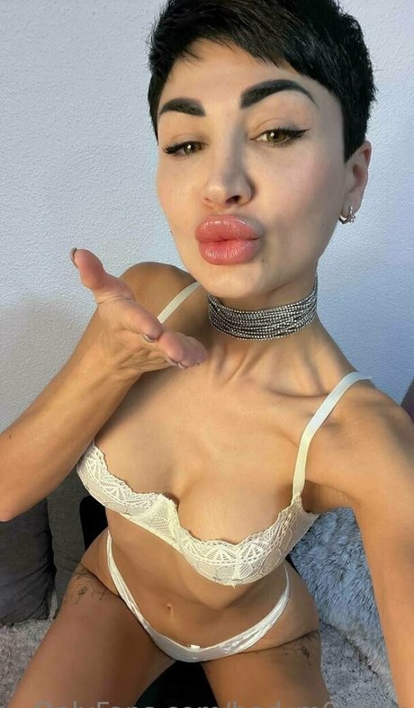 bad m0mmy model art galleries