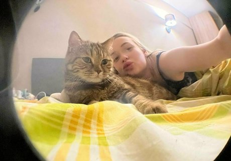 jane of blonde top actress pics