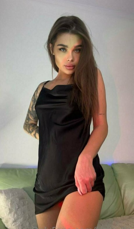 bella lla nude model photo