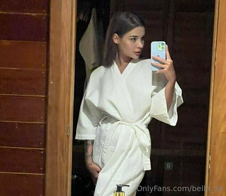 bella lla nude actress image