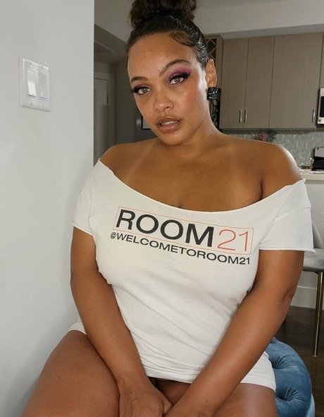 yettajobrown pornstar naked photo