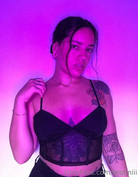 erotiniii model sexy photo