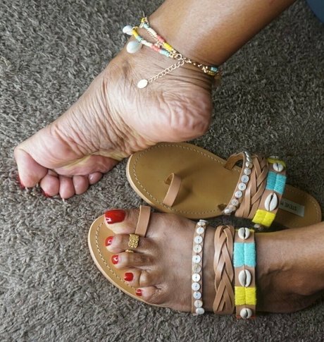 essencesoles adult model img