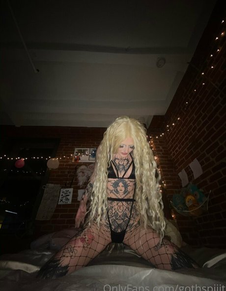 gothspiiit hot model image
