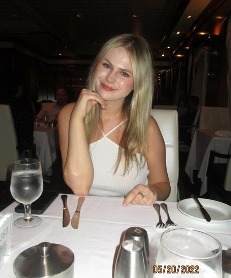 Emily V naked model pic