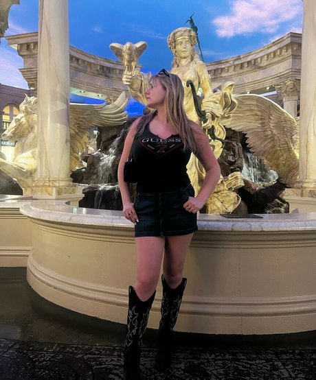 Emily V erotic model pictures