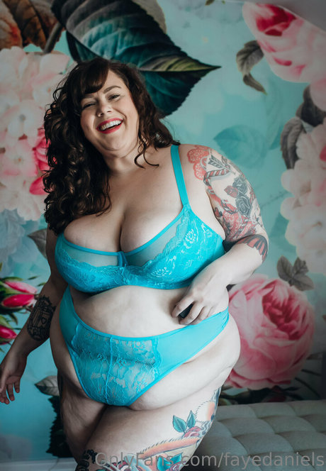 fayedaniels star sexy img