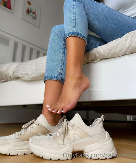 Callmealita model top image