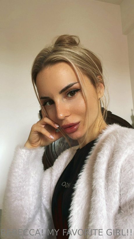 Rebecca Alba free star img