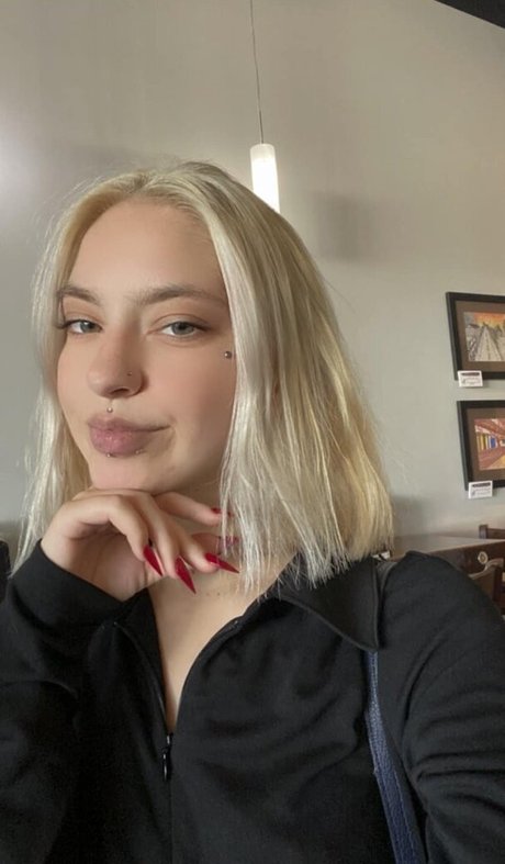 violets cabaret exclusive actress picture