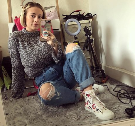 Bobbie Ann star sexy img