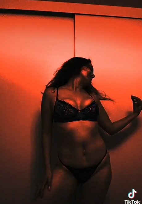 brunette beauty86 perfect actress pic