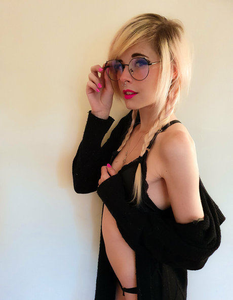 blonde babe onlyfans free sex gallery