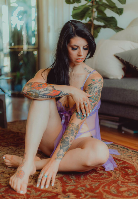 Thatsoraven95 pornstar naked image