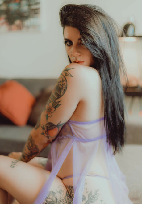 Thatsoraven95 xxx model image