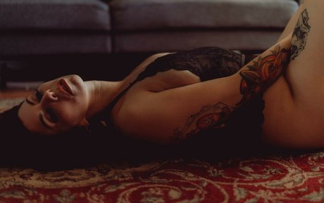 Thatsoraven95 model nude pic