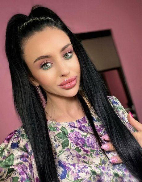 sabbie dark model best picture